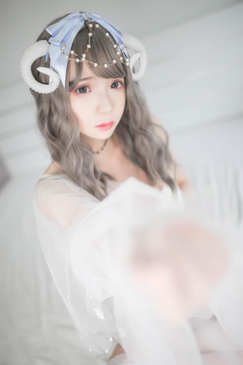 网红Coser@疯猫ss -白内衣 [18P/52.2MB]