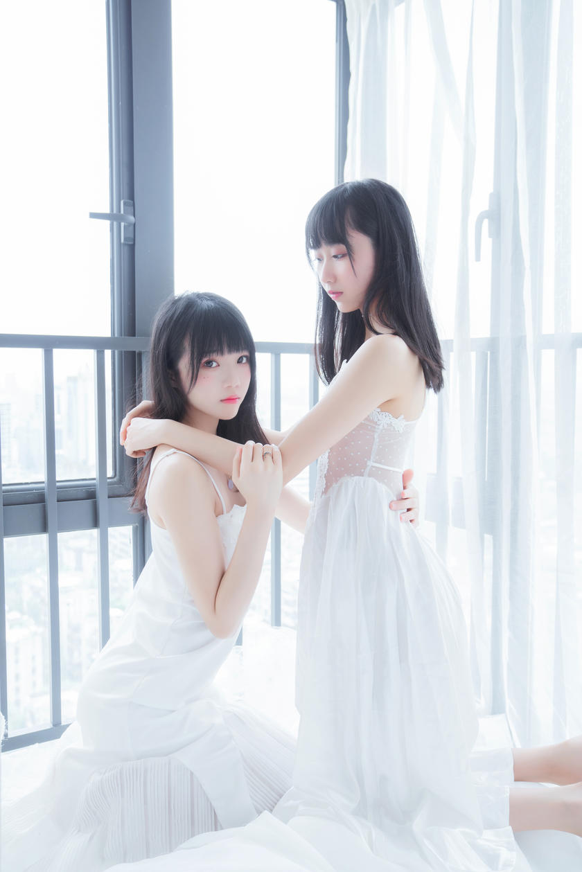 人气Coser@桜桃喵&木绵绵 – 朝(白裙×白裙) [58P/724MB]